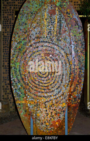 Ceramica scudo dipinto in australiano stile aborigeno che mostra una spirale. Australian Arte autoctona è più antiche trad ininterrotta' Foto Stock