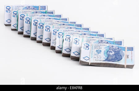 Pila di valuta polacca in banconote di cinquanta e duecento fatture isolati su sfondo bianco Foto Stock