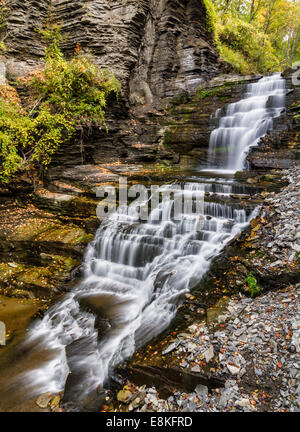 Gigante scalinata della cascata in Cascadilla Gorge sul campus di Cornell in autunno a Ithaca, New York Foto Stock