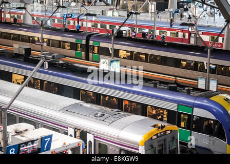 Carrozze ferroviarie si ferma a Melbourne la Croce del Sud stazione ferroviaria in Australia. Foto Stock