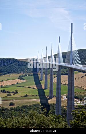 Il viadotto di Millau, cavo-alloggiato in ponte Creissels, Francia Foto Stock