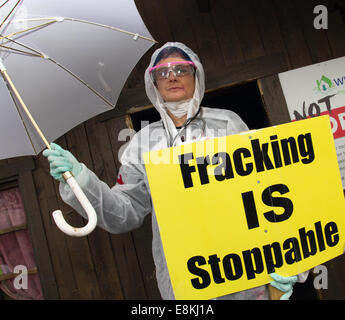 Westby Nr Blackpool, Lancashire, 31 ottobre, 2014. Libera Frack Lancashire residenti locali contrari alla proposta di fracking dimostrare in costume al di fuori Maple Farm vivaio. Strada segni Anti-Fracking eretto & pagato da imprenditore locale Signor Giovanni Toothill, che per sua stessa ammissione è ossessivo circa la sua obiezione fracking proposto presso il vicino Plumpton. Lancashire County Council è considerato Cuadrilla di pianificazione della domanda e incontrano forte resistenza della comunità. Foto Stock