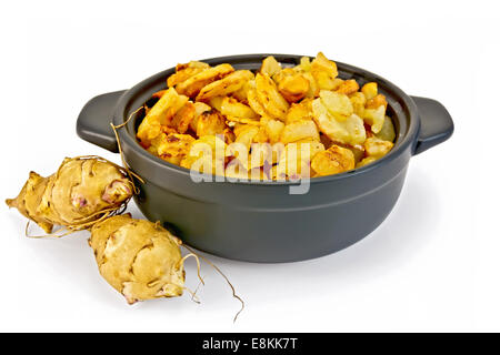 Topinambur arrostito in una teglia, fresco di tuberi di topinambur isolati su sfondo bianco Foto Stock