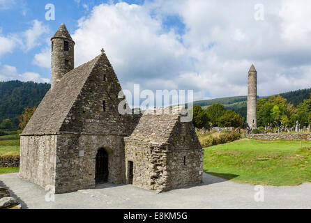 San Kevin la Chiesa e la torre circolare nel vecchio insediamento monastico di Glendalough, County Wicklow, Repubblica di Irlanda Foto Stock