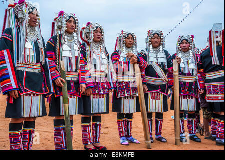 Tradizionalmente condita le donne dal popolo Akha, hill tribe, appartenenti a una minoranza etnica, balli, feste di Capodanno Foto Stock