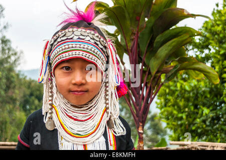 Tradizionalmente condita ragazza dal popolo Akha, hill tribe, minoranza etnica, ritratto, provincia di Chiang Rai, la Thailandia del Nord Foto Stock