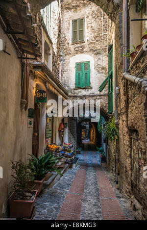 Corsia medievale di Dolceacqua , a Ventimiglia, Imperia, Liguria, Italia Provincia Foto Stock