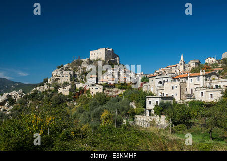 Borgo medievale con un castello in montagna, Castelvecchio di Rocca Barbena, Provincia di Savona, Liguria, Italia Foto Stock