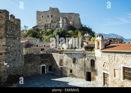 Borgo medievale con un castello in montagna, Castelvecchio di Rocca Barbena, Provincia di Savona, Liguria, Italia Foto Stock