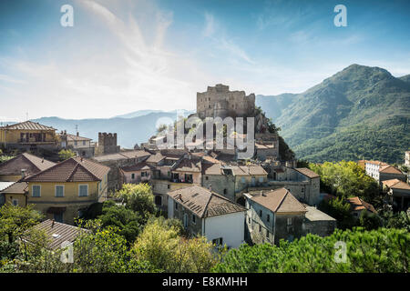 Borgo medievale con un castello in montagna, Castelvecchio di Rocca Barbena, Provincia di Savona, Liguria, Italia Foto Stock