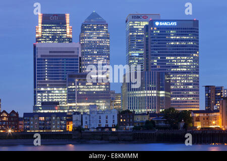 Vista sul Tamigi sul Canary Wharf, Docklands, Londra, Inghilterra, Regno Unito Foto Stock