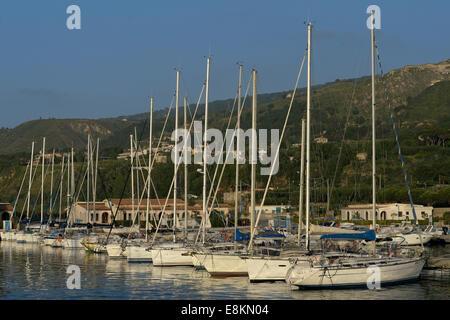 Barche a vela in porto, Tropea in Calabria, Italia Foto Stock