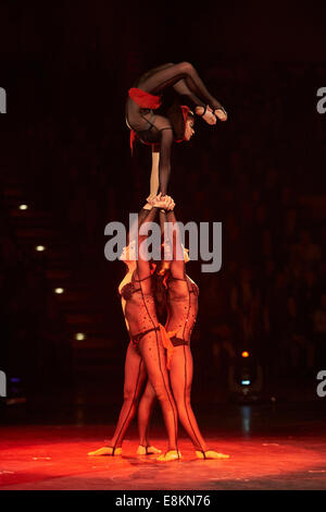 Ginnastica DTB Gymmotion gala 2013, gruppo acrobatico Trio Torime, Coblenza, Renania-Palatinato, Germania Foto Stock