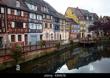 Tipiche case a graticcio in Petite Venise nel quartiere della città vecchia di Colmar, Alsazia, Francia Foto Stock