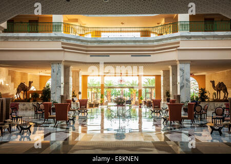 Bar e area di ricevimento di un resort a cinque stelle hotel vicino a Port el Kantoui in Tunsia. Foto Stock