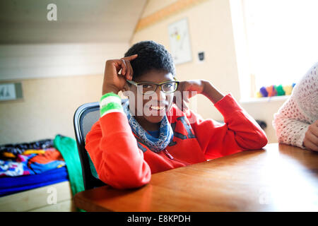 Reportage su Sylvain, 11 anni, affetti da autismo. Egli è stato diagnosticato quando egli era 7. Foto Stock