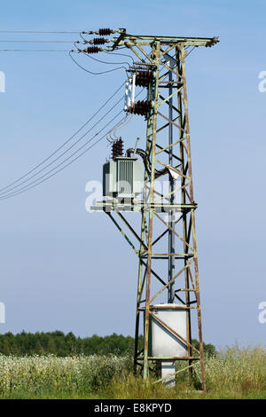 Colonna ad alta tensione con trasformatore Foto Stock