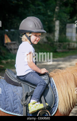 Un 2 e una metà di anni ragazza di un pony. Foto Stock