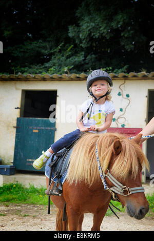 Un 2 e una metà di anni ragazza di un pony. Foto Stock