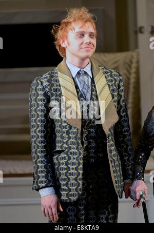 New York, NY, STATI UNITI D'AMERICA. 9 Ott 2014. Rupert Grint (Curtain Call) di presenze per è solo un gioco di apertura notturna su Broadway, Gerald Schoenfeld Theatre di New York, NY, 9 ottobre 2014. Credito: Derek Storm/Everett raccolta/Alamy Live News Foto Stock