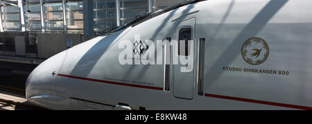 Kyushu Shinkansen serie 800 nella stazione di Kagoshima, Giappone. Foto Stock