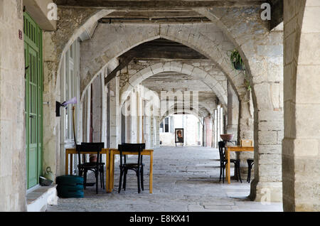 Vicolo arcuato in Montpezat, Quercy, sud della Francia, Europa Foto Stock