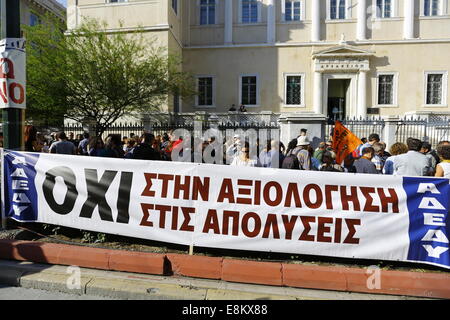 Atene, Grecia. Il 10 ottobre 2014. I manifestanti hanno assemblato al di fuori del Consiglio di Stato ellenico dietro uno striscione con la scritta 'No alla valutazione". I manifestanti dai funzionari' Confederation (ADEDY) sindacato hanno protestato al di fuori del Consiglio di Stato ellenico in Atene contro il settore pubblico valutazioni. La Suprema corte amministrativa è udito ADEDY il ricorso contro la valutazione. Credito: Michael Debets/Alamy Live News Foto Stock