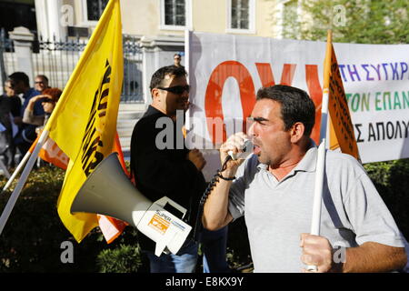 Atene, Grecia. Il 10 ottobre 2014. Un manifestante grida slogan contro il servizio pubblico valutazioni al di fuori del Consiglio di Stato ellenico. I manifestanti dai funzionari' Confederation (ADEDY) sindacato hanno protestato al di fuori del Consiglio di Stato ellenico in Atene contro il settore pubblico valutazioni. La Suprema corte amministrativa è udito ADEDY il ricorso contro la valutazione. Credito: Michael Debets/Alamy Live News Foto Stock