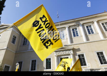 Atene, Grecia. Il 10 ottobre 2014. Una bandiera gialla che legge 'Scuola prigioni" è sventolato al di fuori del Consiglio di Stato ellenico. I manifestanti dai funzionari' Confederation (ADEDY) sindacato hanno protestato al di fuori del Consiglio di Stato ellenico in Atene contro il settore pubblico valutazioni. La Suprema corte amministrativa è udito ADEDY il ricorso contro la valutazione. Credito: Michael Debets/Alamy Live News Foto Stock