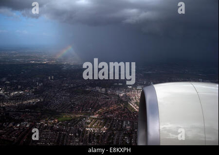 London, England, Regno Unito, 09 ottobre 2014. Meteo REGNO UNITO: Arcobaleno e pioggia su Londra da un aereo di passeggero atterraggio all' aeroporto di Heathrow. Credito: David Hodges/Alamy Live News Foto Stock