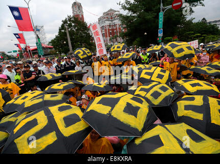 La raccolta dei lavoratori di fronte all ufficio presidenziale per protestare Hualong a causa dei loro diritti a pensione in Taipei, Taiwan, Cina il 9 ottobre, 2014. Foto Stock