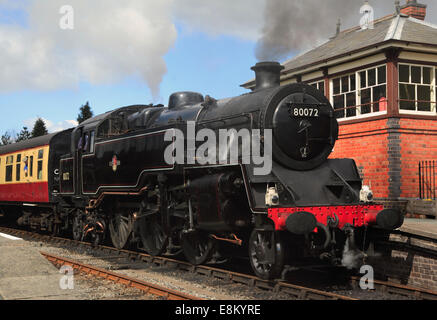 BR Classe Standard serbatoio 4 loco si prepara a discostarsi Carrog stazione con un treno passeggeri. Llangollen Railway, Carrog, Galles Europ Foto Stock