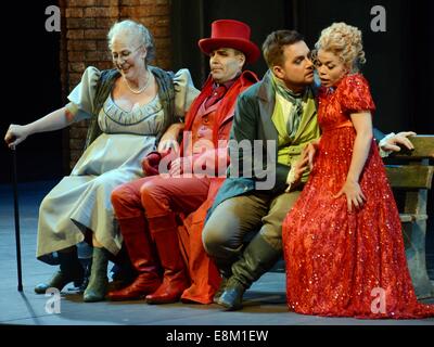Leipzig, Germania. 9 Ott 2014. Olena Tokar come Margarethe, Mirko Roschkowski come Faust, Tuomas Pursio come Mephisto e Karin Lovelius come Marthe (R-L) eseguire durante il vestito rehearsel di 'Faust' di Charles Gounods a Opera di Leipzig in Lipsia (Germania), 09 ottobre 2014. L'opera sarà premier su 11 Ottobre in occasione delle celebrazioni per il millenario della città di Lipsia nel 2015. Credito: dpa picture alliance/Alamy Live News Foto Stock