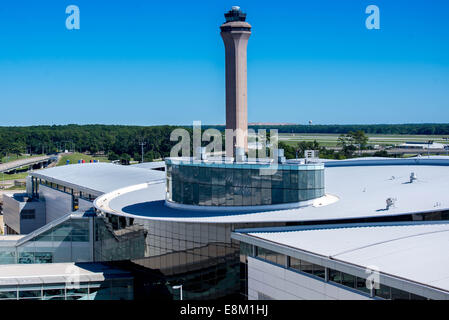 IAH, Houston Aeroporto intercontinentale, Houston, TX, Stati Uniti d'America - aeroporto torre di controllo ed il terminale A IAH Foto Stock