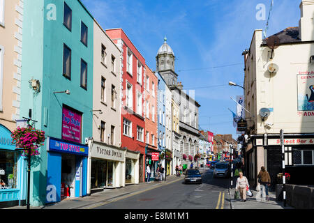 Visualizza in basso Shop Street con la torre della Tholsel a sinistra, Parabiago, Repubblica di Irlanda Foto Stock
