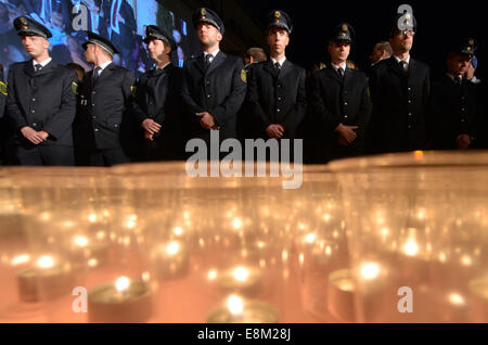 Leipzig, Germania. 9 Ott 2014. Gli ufficiali di polizia a Augustenplatz quadrato in occasione del XXV anniversario della rivoluzione pacifica in Leipzig, Germania, 09 ottobre 2014. La città di Lipsia commemora l'anniversario con ospiti di alto rango e un festival delle luci. Il 09 ottobre 1989 circa 70.000 persone raccolse attraverso Lipsia sotto la bandiera del 'Ci sono le persone". Credito: dpa picture alliance/Alamy Live News Foto Stock