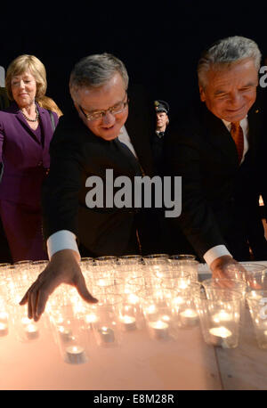 Leipzig, Germania. 9 Ott 2014. Daniela Schadt (L-R), Presidente polacco Bronislaw Komorowski e il Presidente tedesco Joachim Gauck a Augustenplatz quadrato in occasione del XXV anniversario della rivoluzione pacifica in Leipzig, Germania, 09 ottobre 2014. La città di Lipsia commemora l'anniversario con ospiti di alto rango e un festival delle luci. Credito: dpa picture alliance/Alamy Live News Foto Stock