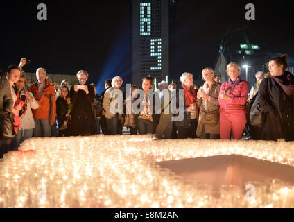 Leipzig, Germania. 9 Ott 2014. Persone presso il festival della luce a Augustenplatz quadrato in occasione del XXV anniversario della rivoluzione pacifica in Leipzig, Germania, 09 ottobre 2014. La città di Lipsia commemora l'anniversario con ospiti di alto rango e un festival delle luci. Il 09 ottobre 1989 circa 70.000 persone raccolse attraverso Lipsia sotto la bandiera del 'Ci sono le persone". Credito: dpa picture alliance/Alamy Live News Foto Stock