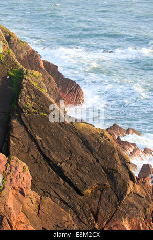 Pembrokeshire scogliere, spiagge e oceano Atlantico litorale mare Terreni e paesaggi marini. Maestoso affioramento la luce del tramonto Foto Stock