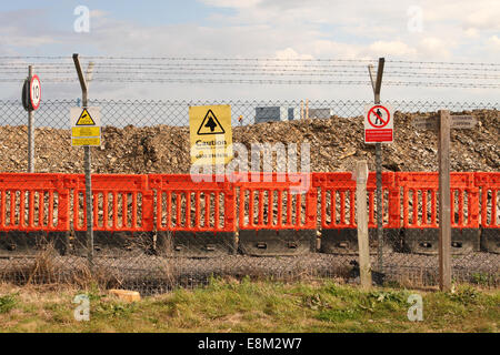 Hinkely punto C cartelli di avvertimento sulla sicurezza recinzioni perimetrali cani da guardia telecamere TVCC sito vietato filo spinato Somerset REGNO UNITO Foto Stock