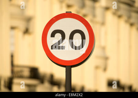 20 miglia all'ora città-centro di limitazione di velocità sign in Brighton. Foto Stock