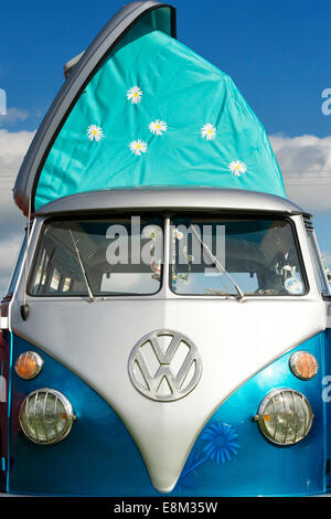 Argento e blu VW Split Screen Volkswagen camper van a VW mostra. Inghilterra Foto Stock