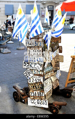 Vecchio targhe bandiere uruguayano Montevideo Uruguay Foto Stock