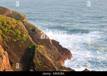 Pembrokeshire scogliere, spiagge e oceano Atlantico litorale mare Terreni e paesaggi marini. Maestoso affioramento. La luce del tramonto Foto Stock