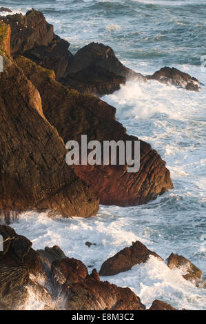 Pembrokeshire scogliere, spiagge e oceano Atlantico litorale mare Terreni e paesaggi marini. Maestoso affioramento. La luce del tramonto Foto Stock