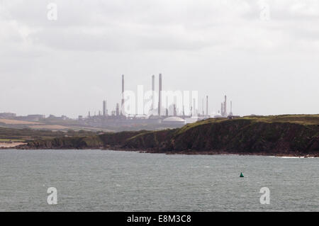 Milford Haven raffineria di petrolio Pembrokeshire visto da Dale promontorio attraverso le acque di estuari Foto Stock