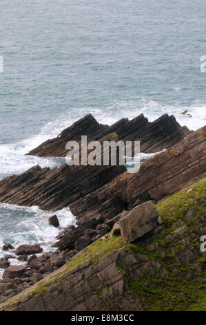 Pembrokeshire scogliere, spiagge e oceano Atlantico litorale mare Terreni e paesaggi marini. Maestoso affioramento Foto Stock