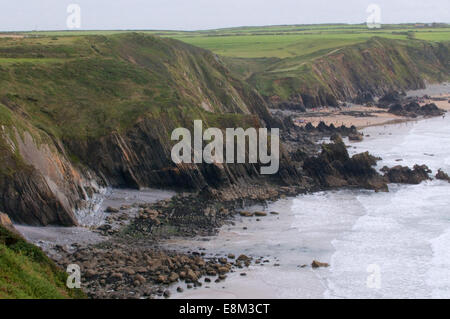 Pembrokeshire scogliere, spiagge e oceano Atlantico litorale mare Terreni e paesaggi marini. Maestoso affioramento Foto Stock