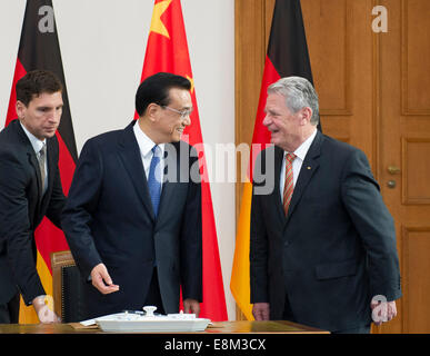 Berlino, Germania. 10 ottobre, 2014. Il premier cinese LI Keqiang (C) i colloqui con il Presidente tedesco Joachim Gauck a Berlino, Germania, 10 ottobre, 2014. Credito: Wang Ye/Xinhua/Alamy Live News Foto Stock