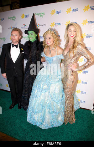 Sydney, Australia. 10 ottobre, 2014. Nella foto è raffigurato L-R: Ronan Keating, Jemma Rix, Lucy Durack e tempesta Uechtritz. La superstar pop Ronan Keating ha ospitato gli smeraldi & Ivy sfera per raccogliere fondi per Cancer Council Australia. Credito: Richard Milnes/Alamy Live News Foto Stock